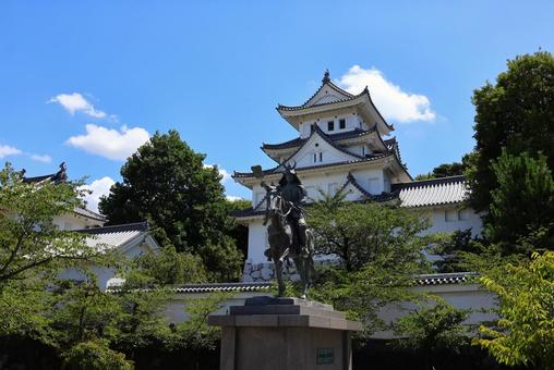 7月下旬の大垣城の天守と銅像 7月下旬の大垣城の天守と銅像の写真
