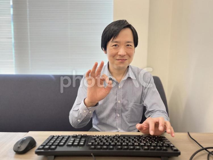 職業紹介所。相談員からのOKサインに安心 ok,ビジネスマン,パソコン教室の写真素材
