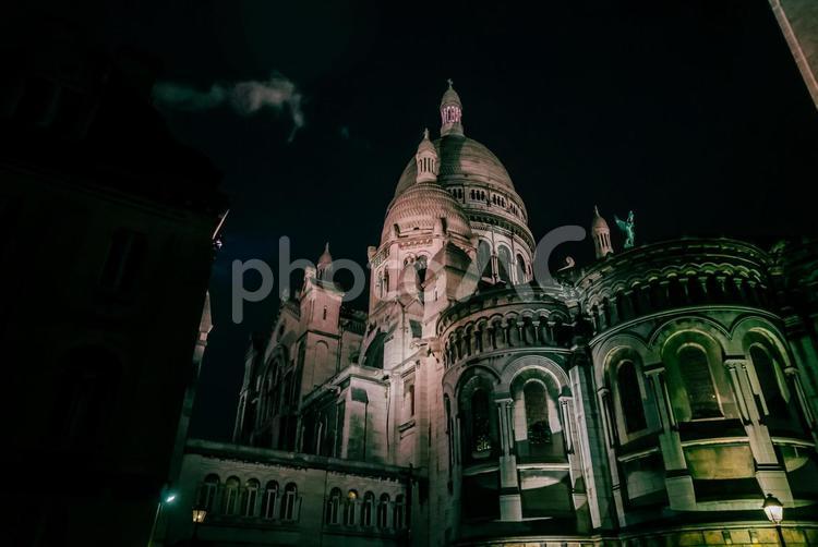 【フランス】夜のサクレクール寺院 フランス,パリ,ヨーロッパの写真素材
