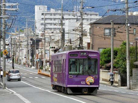 併用軌道を行く嵐電モボ621形電車3 併用軌道を行く嵐電モボ621形電車3 嵐電,京都市,京福電気鉄道の写真素材