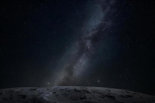 月面と銀河帯の写真