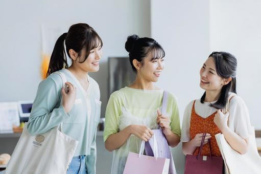 買い物をする若い女性 買い物をする若い女性 買い物,女性,友達の写真素材