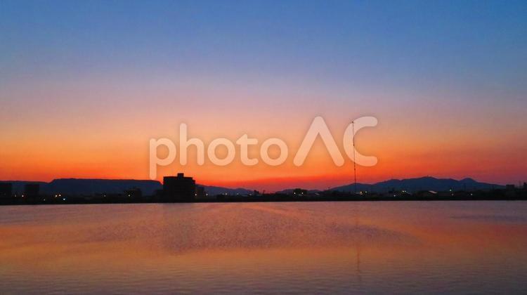 ５月下旬の野田池の夕焼け 背景,夕焼け,日の入りの写真素材
