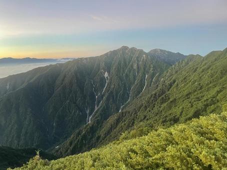 早朝に空木岳を眺める 早朝に空木岳を眺めるの写真