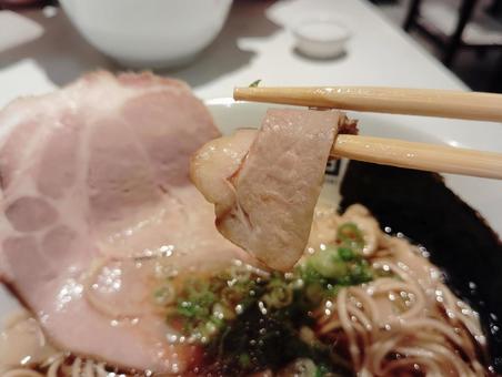 醤油ラーメンの鴨チャーシュー 醤油ラーメンの鴨チャーシューの写真