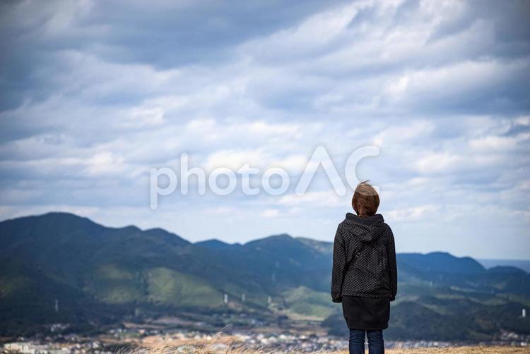 ＜五島＞鬼岳から五島市街を見詰める女性 女性,悩む,山登りの写真素材