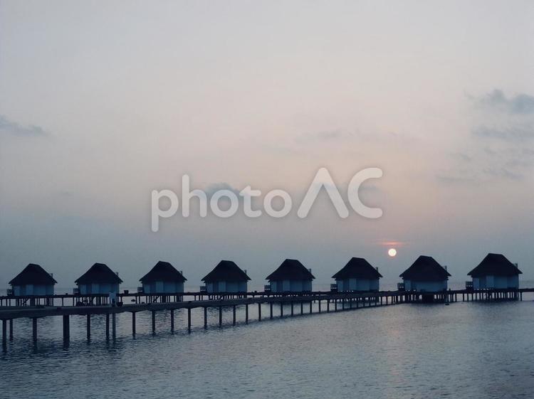 夕陽と海上コテージ 素材,背景,風景の写真素材