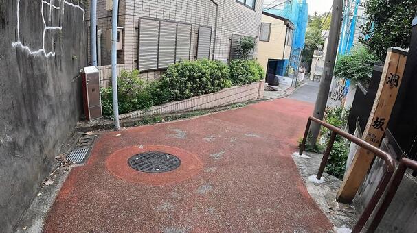 東京都港区高輪3丁目の坂　洞(ほら)坂 道,赤,坂の写真素材