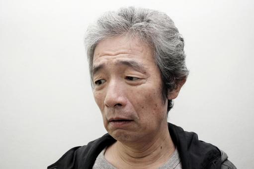 悩むシニア男性 悩むシニア男性の写真