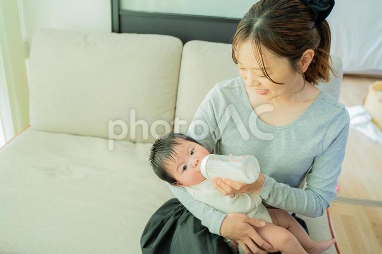 ミルクをたくさん飲む赤ちゃん ママ,母親,赤ちゃんの写真素材