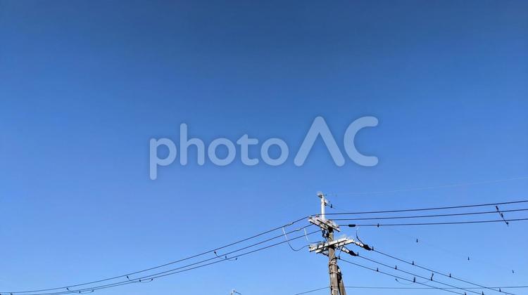 青い空 電線のある風景 天気,景色,電柱の写真素材