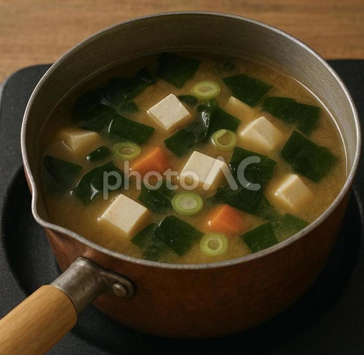 鍋で煮込まれた具だくさん味噌汁 味噌汁,和食,日本食の写真素材