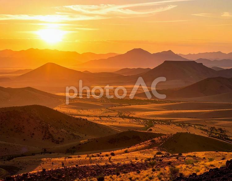 夕陽に染まる砂漠の山並み 砂漠,山,夕陽の写真素材