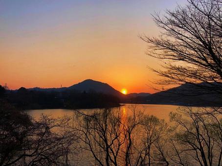 水面に映る夕日 水面に映る夕日の写真