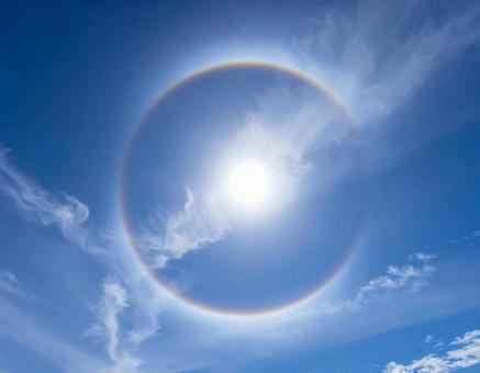 青空に広がる白い雲と爽やかな晴天と空模様 青空に広がる白い雲と爽やかな晴天と空模様の写真
