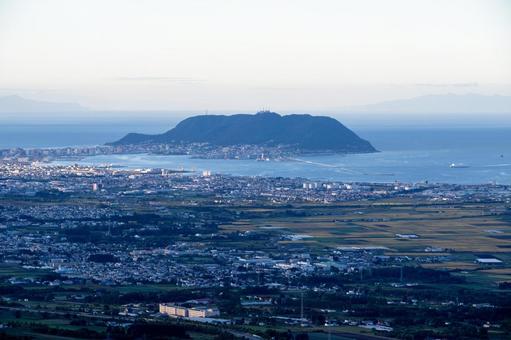 夜明けの光に包まれる函館山と街並み 夜明けの光に包まれる函館山と街並みの写真