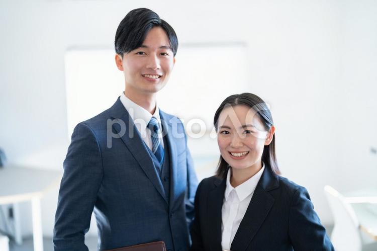 2人の新人ビジネスマン ビジネスウーマン,会社員,就職活動の写真素材