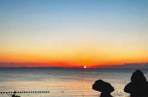 海に沈む太陽・夕焼け 風景,海岸,空の写真素材