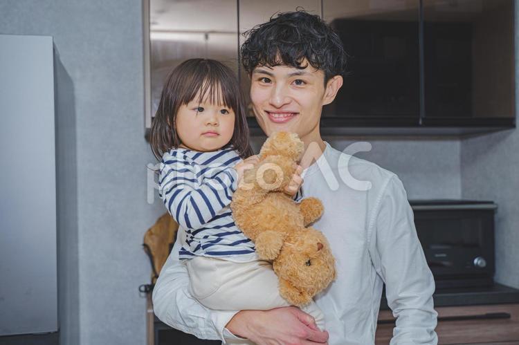 笑顔でカメラ目線のパパと女の子 男性,子ども,イクメンの写真素材