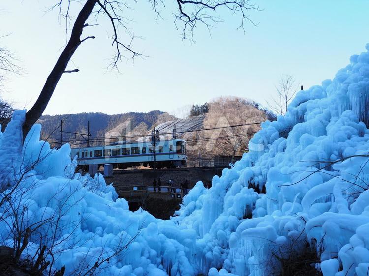 あしがくぼの氷柱と西武電車 あしがくぼの氷柱,西武鉄道,西武秩父線の写真素材