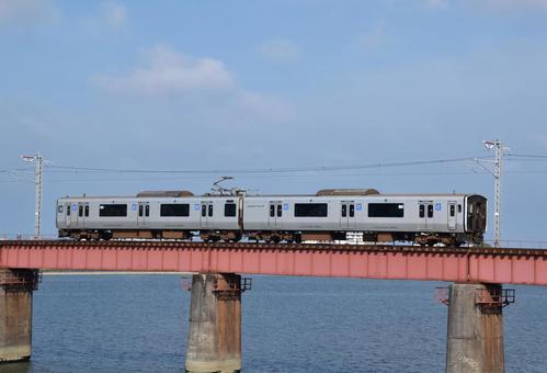 大淀川鉄橋を渡る817系電車 大淀川鉄橋を渡る817系電車の写真