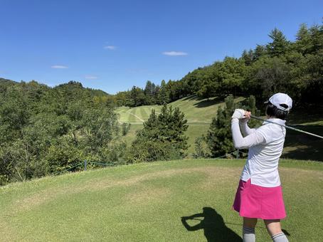 谷越えティーショットを打つ女性ゴルファー 谷越えティーショットを打つ女性ゴルファー 武蔵の杜カントリークラブ,ゴルフ場,ゴルフの写真素材