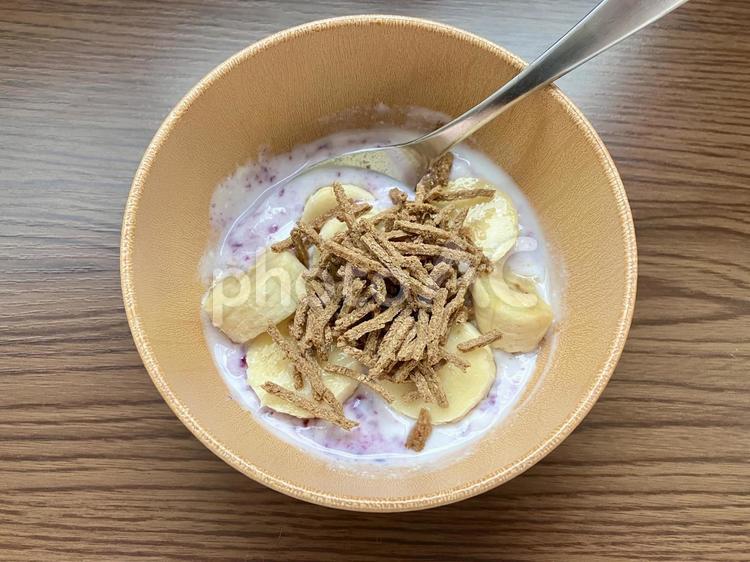 バナナとブランをのせたヨーグルト ヨーグルト,ブルーベリー,ブランの写真素材