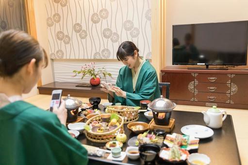 旅行 夕飯 旅館 旅行 夕飯 旅館 女性,人物,日本人の写真素材