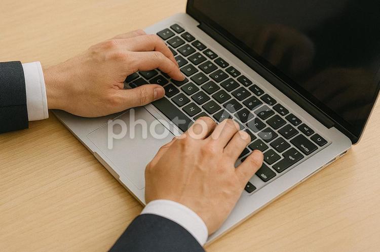 PC作業の手元 パソコン,キーボード,ネットビジネスの写真素材