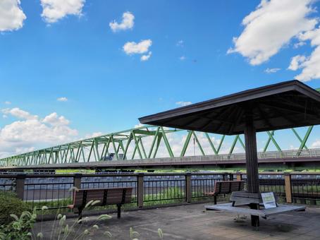夏の鬼怒川に架かる豊水橋(茨城県常総市) 夏の鬼怒川に架かる豊水橋(茨城県常総市) 夏,豊水橋,鬼怒川の写真素材