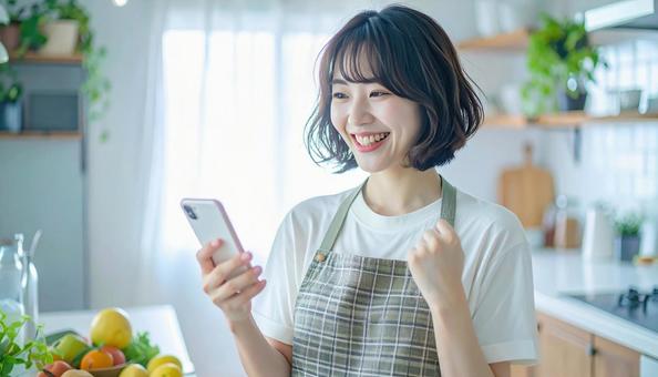 スマホでポイ活する笑顔の女性 スマホでポイ活する笑顔の女性の写真