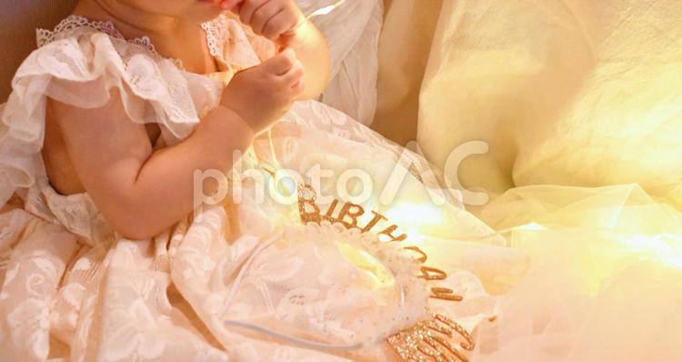 誕生日のティアラを持つ女の子（横） 赤ちゃん,女の子,子供の写真素材