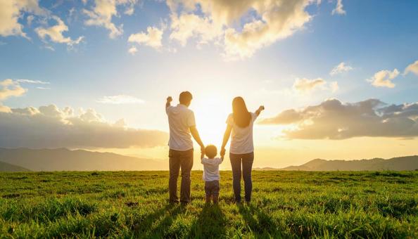 青空と草原の家族（ファミリー）赤ちゃんの写真