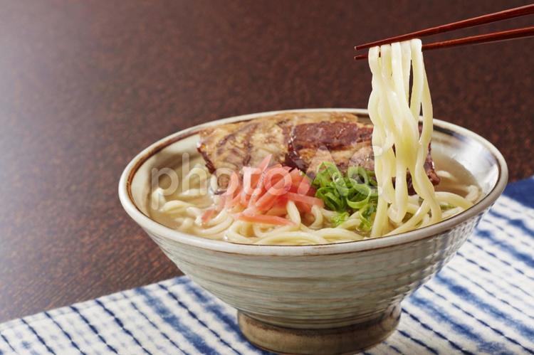 ソーキそば　箸上げ ソーキそば,箸上げ,沖縄そばの写真素材