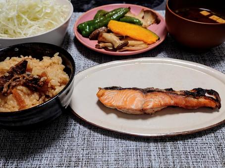 夕ごはん 炊き込みごはんと焼き魚 夕ごはん 炊き込みごはんと焼き魚 鮭,シャケの麹漬け,炊き込みごはんの写真素材
