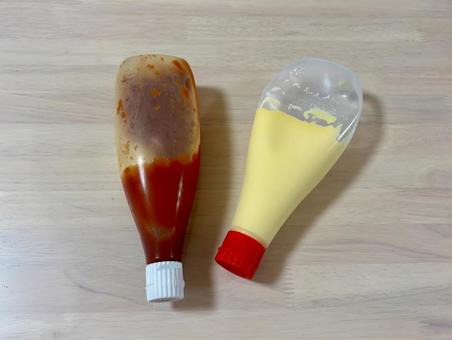 上から見たケチャップとマヨネーズ 上から見たケチャップとマヨネーズの写真