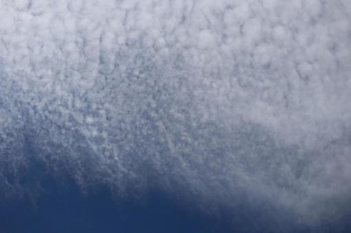 青空と白い雲の空の風景の写真