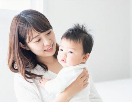 赤ちゃんを抱っこするお母さん 赤ちゃんを抱っこするお母さんの写真