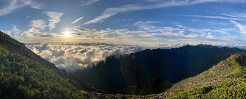荒川中岳山頂より 夕日逆光3 荒川中岳山頂より 夕日逆光3の写真