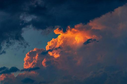 夕日に照らされた入道雲 夕日に照らされた入道雲の写真