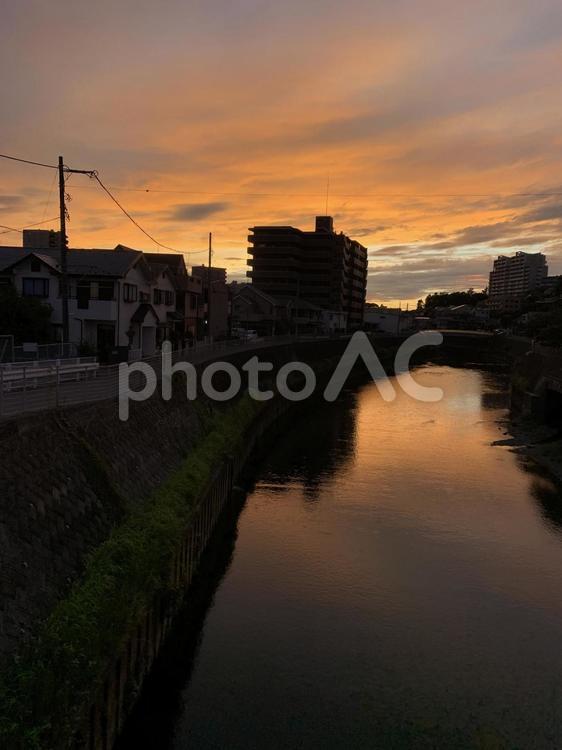 河川から見える夕日 夕日,河川,夕焼けの写真素材