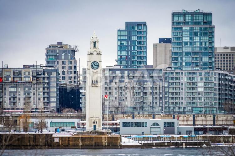 時計塔と高層ビル（モントリオール） モントリオール,時計塔,ビル群の写真素材