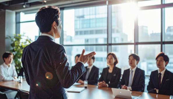 プレゼンテーションをするビジネスマンの写真