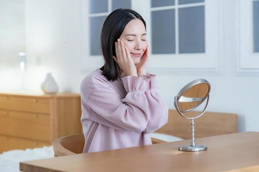 鏡を見る女性 スキンケア,鏡,美肌の写真素材