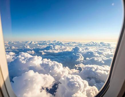 飛行機の窓から見える雲海 飛行機の窓から見える雲海の写真