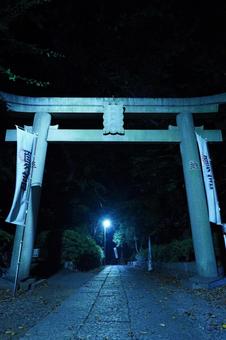 R296、深夜の前原御嵩神社への参道入口 R296、深夜の前原御嵩神社への参道入口の写真