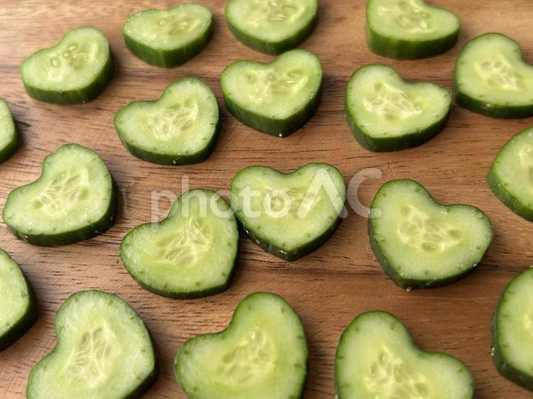 ハート型の胡瓜 ハート,胡瓜,輪切りの写真素材