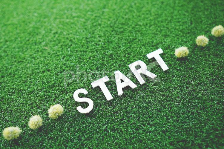 芝生の上のSTART（スタート）のライン＆文字２ スタート,start,芝生の写真素材