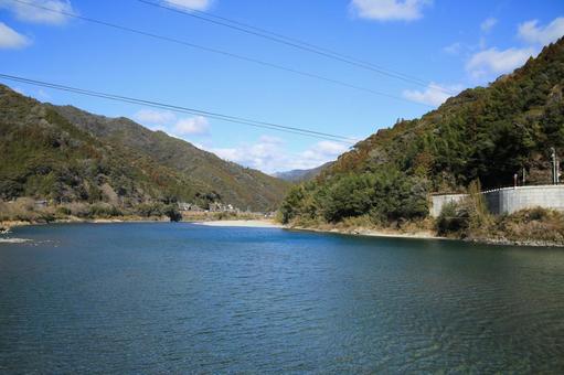 高知県いの町 名越屋沈下橋から見た仁淀川 高知県いの町 名越屋沈下橋から見た仁淀川 川,河原,仁淀川の写真素材