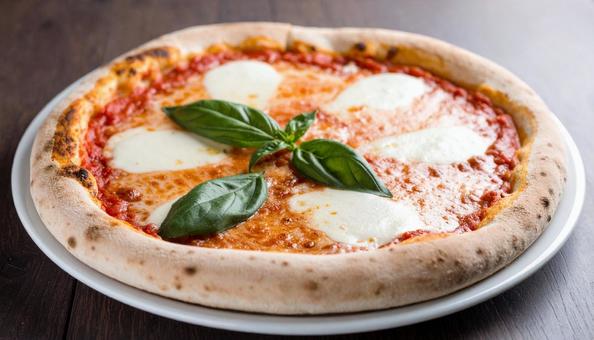 美味しそうな窯焼きピザマルゲリータの写真